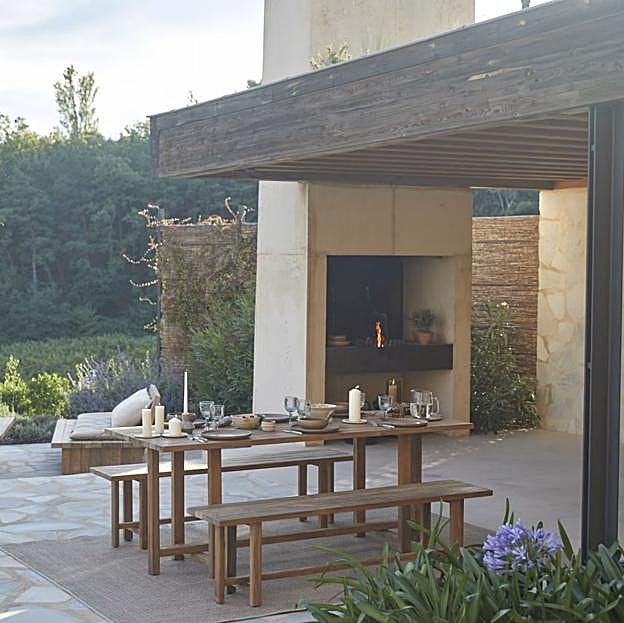 Conjunto Antonia de Tikamoon, con mesa extensible y bancos a juego. Precio: 2.249 euros.