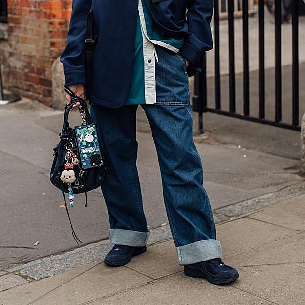 Las zapatillas sin cordones son la nueva tendencia perfecta para las que siempre van con prisas