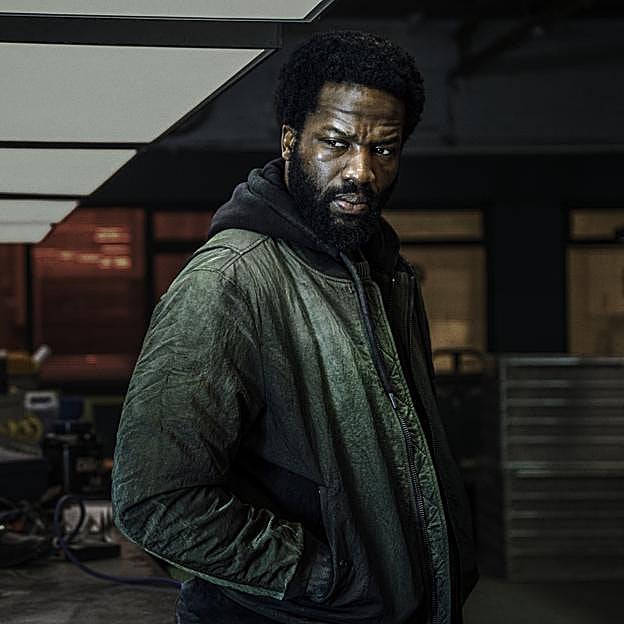 Sope Dirisu como Elliot Finch en una imagen de la tercera temporada de Gangs of London.