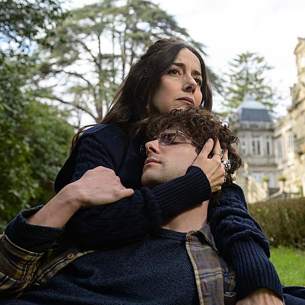 Cecilia Suárez como la China Jurado y Álvaro Rico como Elmer en una imagen de la serie El jardinero. 