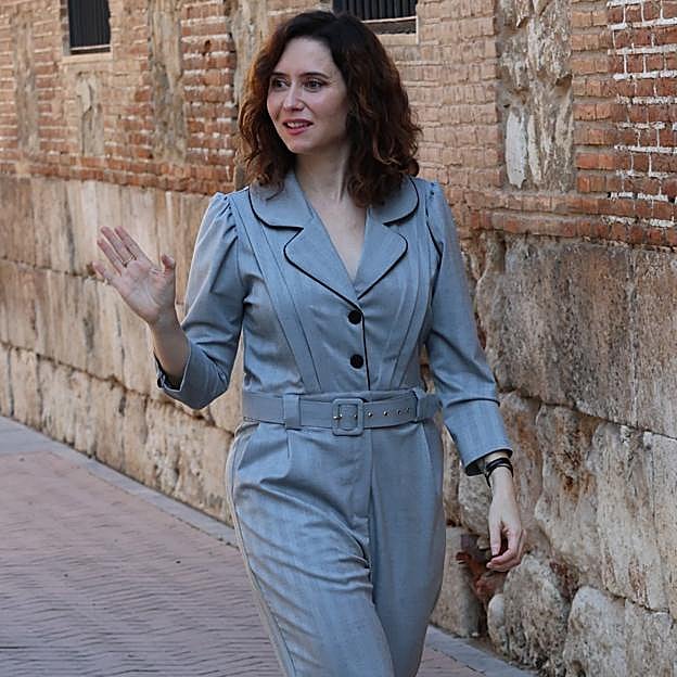 Isabel Díaz Ayuso estrena el mono de Vogana más bonito de la primavera: sirve tanto para ir a la oficina como para un look de invitada