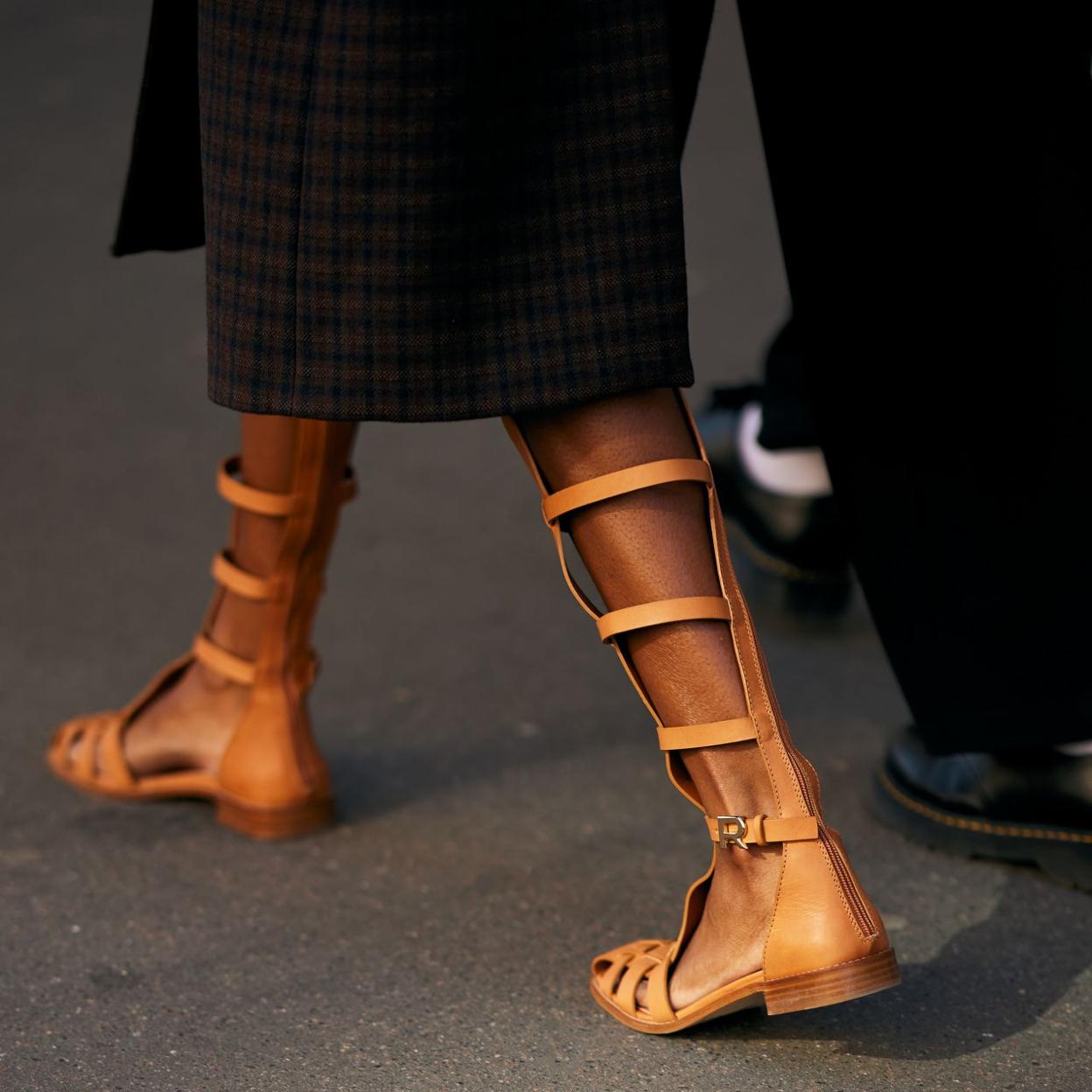 Un look de street style con sandalias romanas.