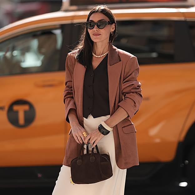 Blazers marrón tostado, el básico comodín favorito de las expertas para ir elegantes en entretiempo