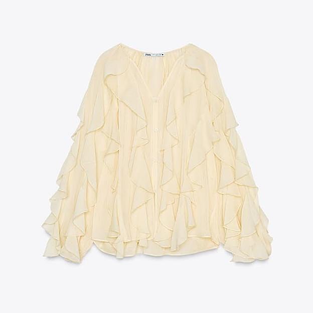 Imagen principal - Blusa volantes ZW Collection de Zara (39,95€)/ Bailarinas tachas piel de Pull and Bear (39,99€)/ Vadou flared jeans de Bash (175€)