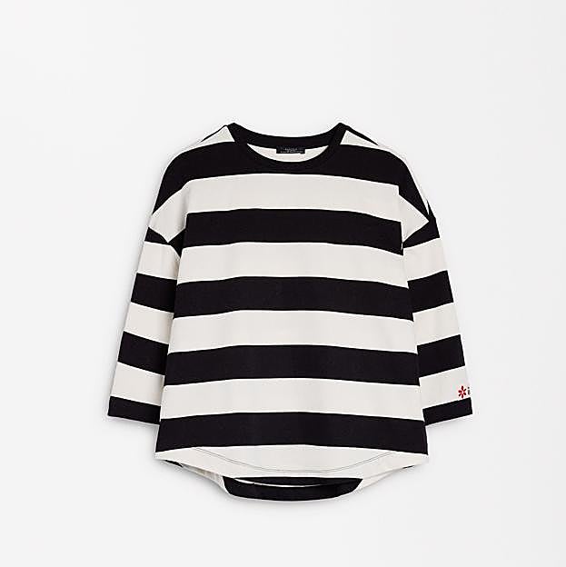 Imagen principal - Camiseta de rayas de Parfois (23,99€)/ Mocasín Milán negro de Hispanitas (90,90€)/ Jeans flare tiro alto de Pull&Bear (25,99€)
