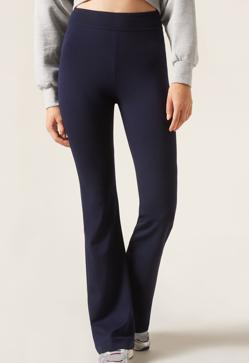 Imagen secundaria 2 - Sudadera oversize bolsillos laterales de Bershka (12,59€)/ Zapatillas Toulouse II de Hoff (110€)/ Leggings Acampanados de Calzedonia (29,95€)