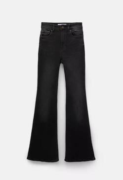 Imagen secundaria 2 - Camiseta de rayas de Parfois (23,99€)/ Mocasín Milán negro de Hispanitas (90,90€)/ Jeans flare tiro alto de Pull&Bear (25,99€)