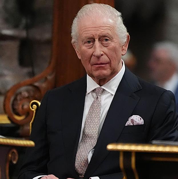 La crisis de poder de Carlos III: ingresado de urgencia en el hospital por los efectos secundarios de la medicación de su cáncer