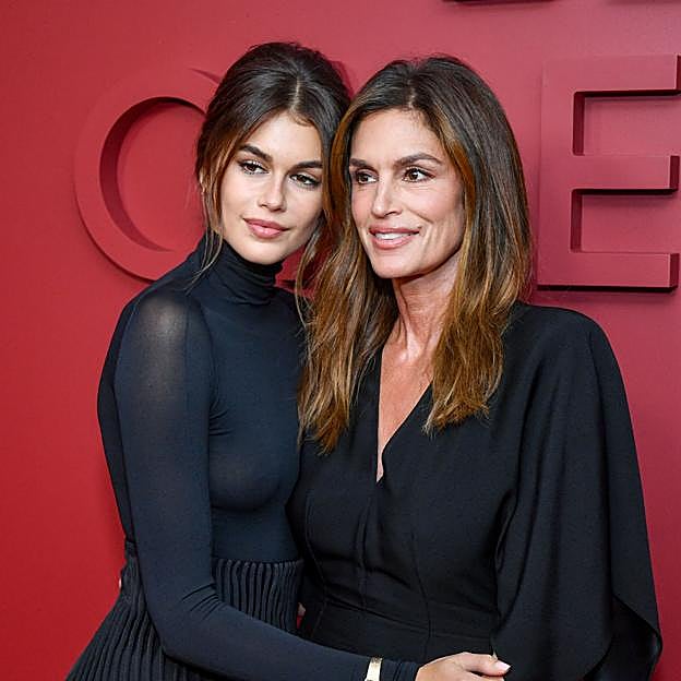 Las zapatillas rejilla de Zara que aprueban Cindy Crawford y su hija para esta primavera