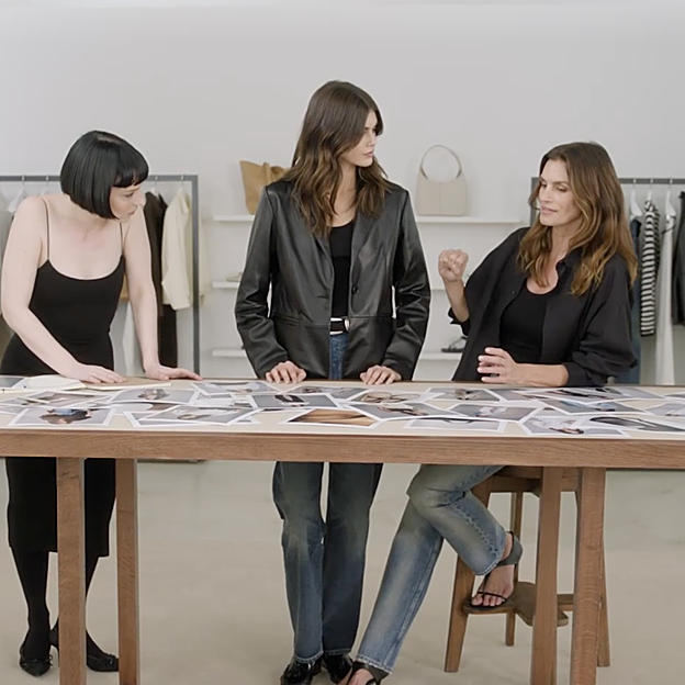 Cindy Crawford y Kaia Gerber durante la presentación en directo de la nueva colección de Zara.