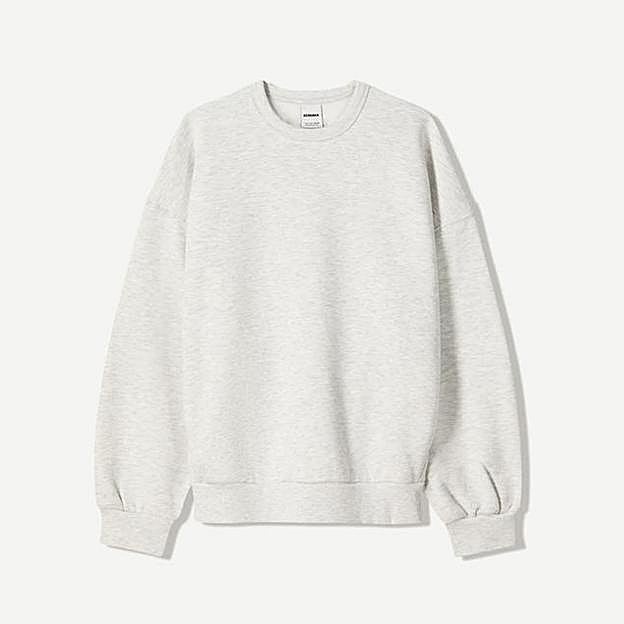Imagen principal - Sudadera oversize bolsillos laterales de Bershka (12,59€)/ Zapatillas Toulouse II de Hoff (110€)/ Leggings Acampanados de Calzedonia (29,95€)