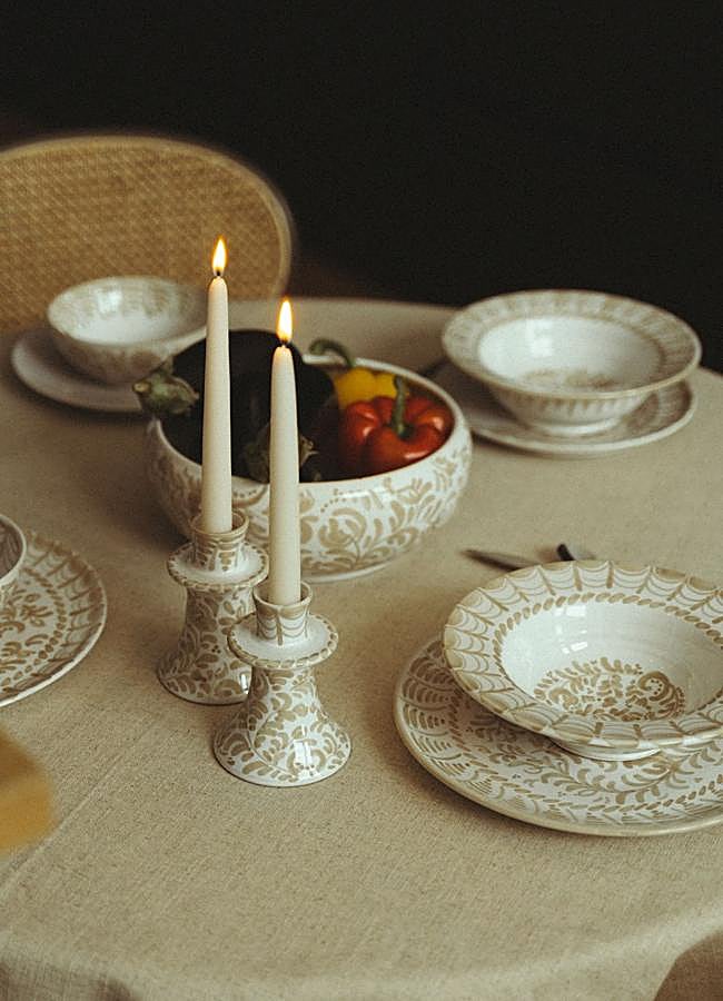 Imagen - Platos y candelabros de la vajilla Jaleo de Leandro Cano. Foto: Ruth Carpintero.