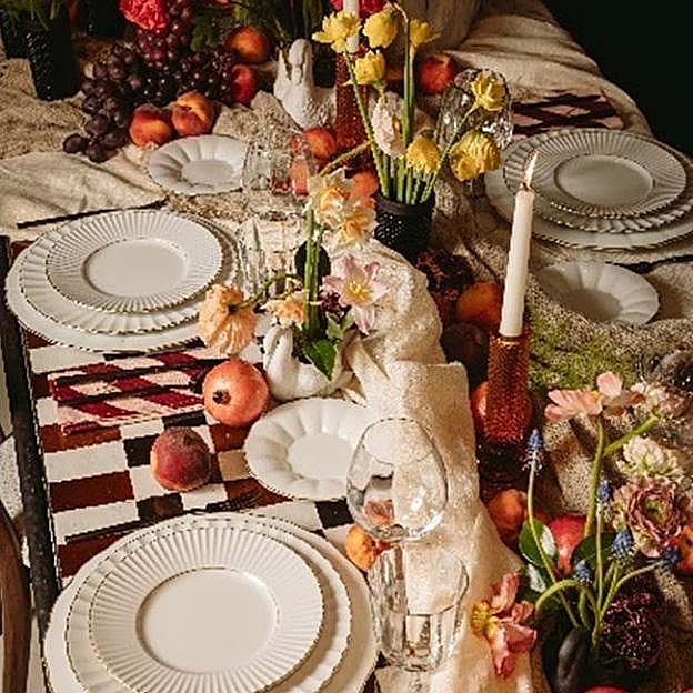 Mesa de primavera diseñada por Adriana Nicolau para Vista Alegre con su vajilla edición 200 anos.