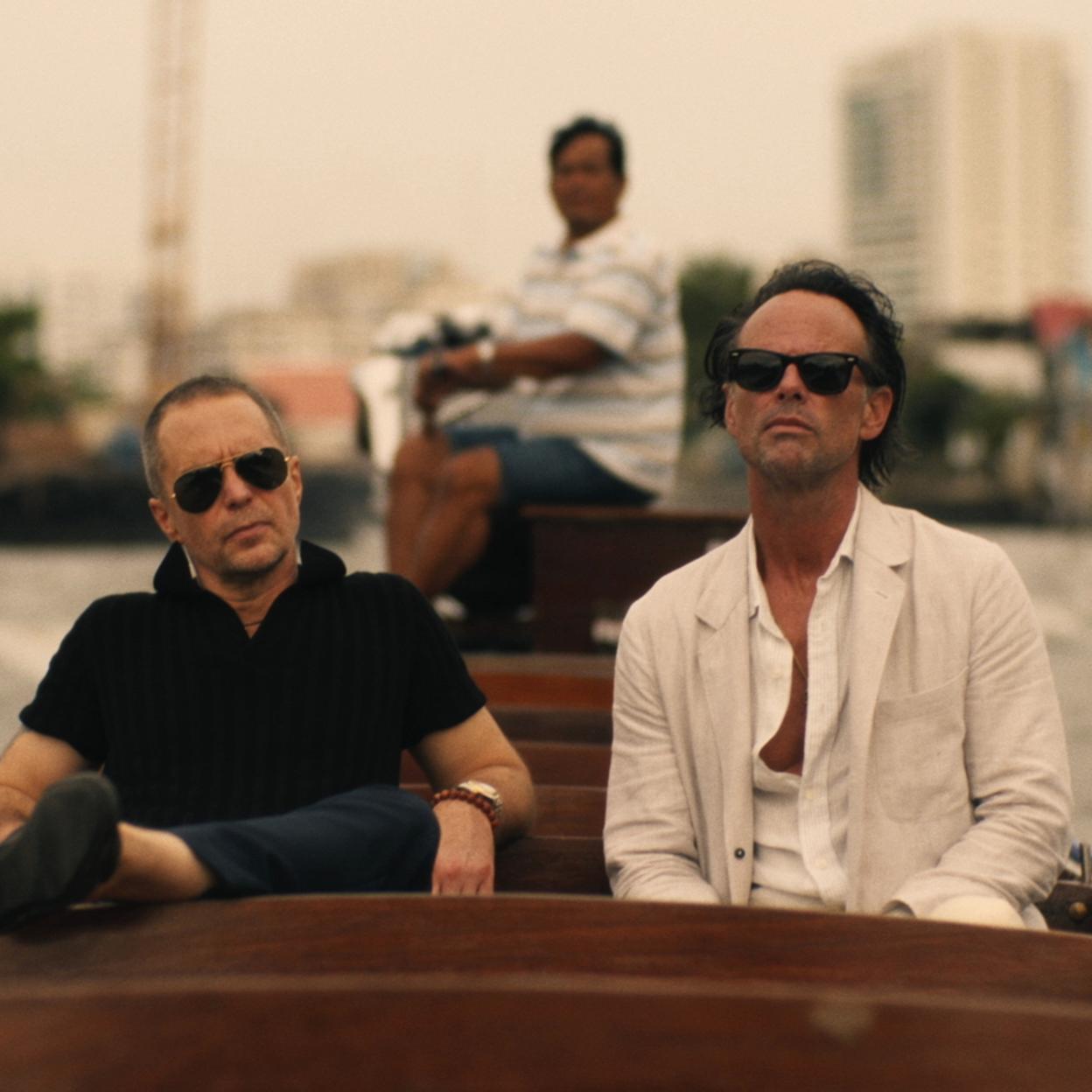 Sam Rockwell y Walton Goggins, dos feos que están buenísimos, en una imagen de la tercera temporada de The White Lotus.