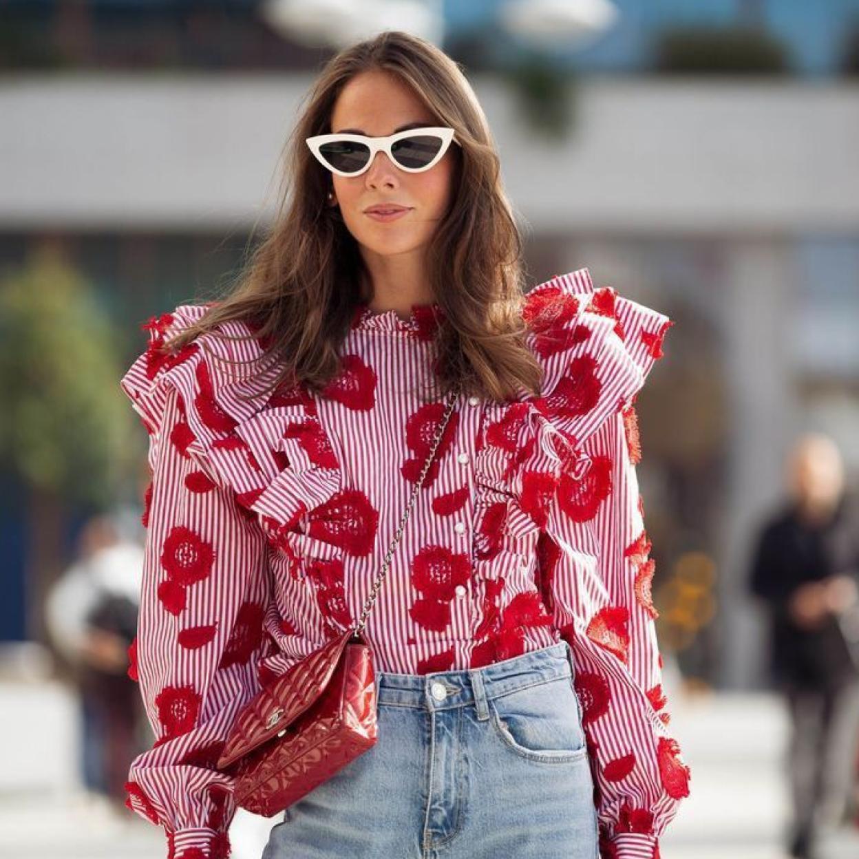 Influencer con blusa de flores para primavera