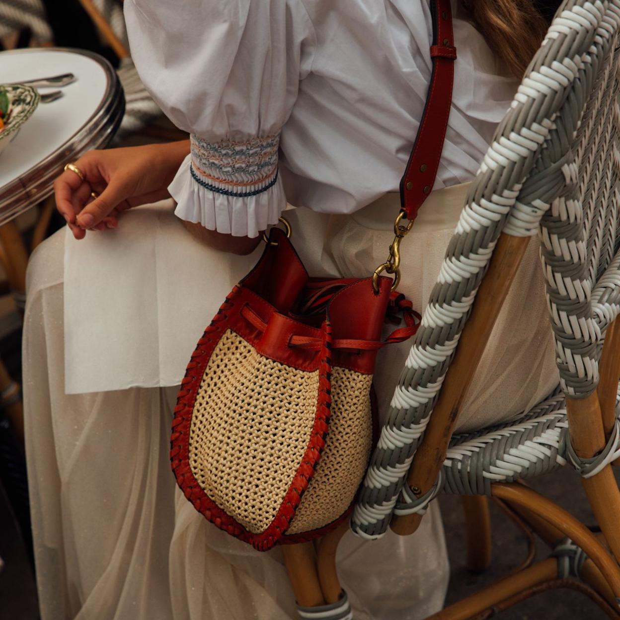 Un bolso de estilo bombonera.