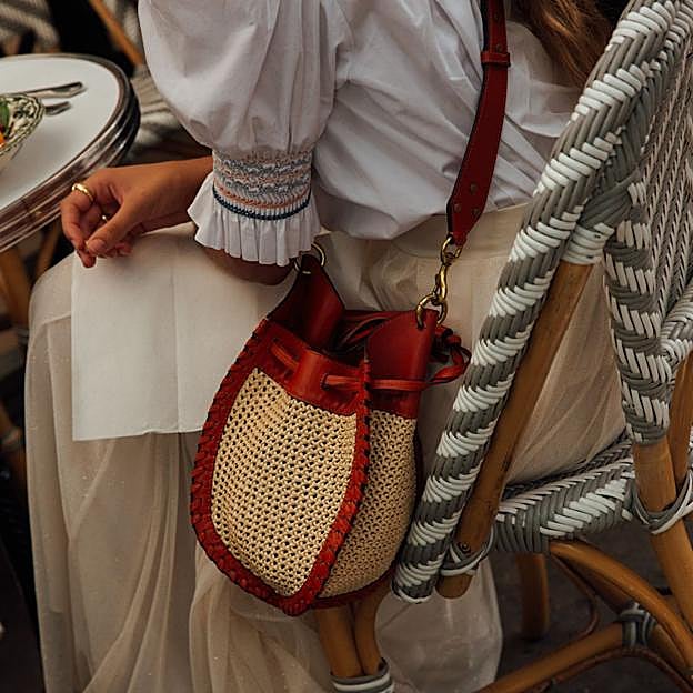 Este bolso de Mercadona de 15 euros se ha hecho viral porque es ideal para primavera y lleva un perfume incluido