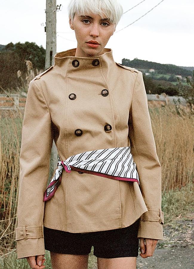 Imagen - Gabardina corta con pañuelo estampado