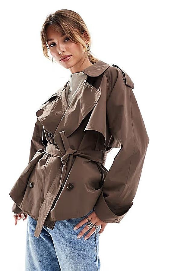 Imagen - Gabardina corta oversize marrón chocolate