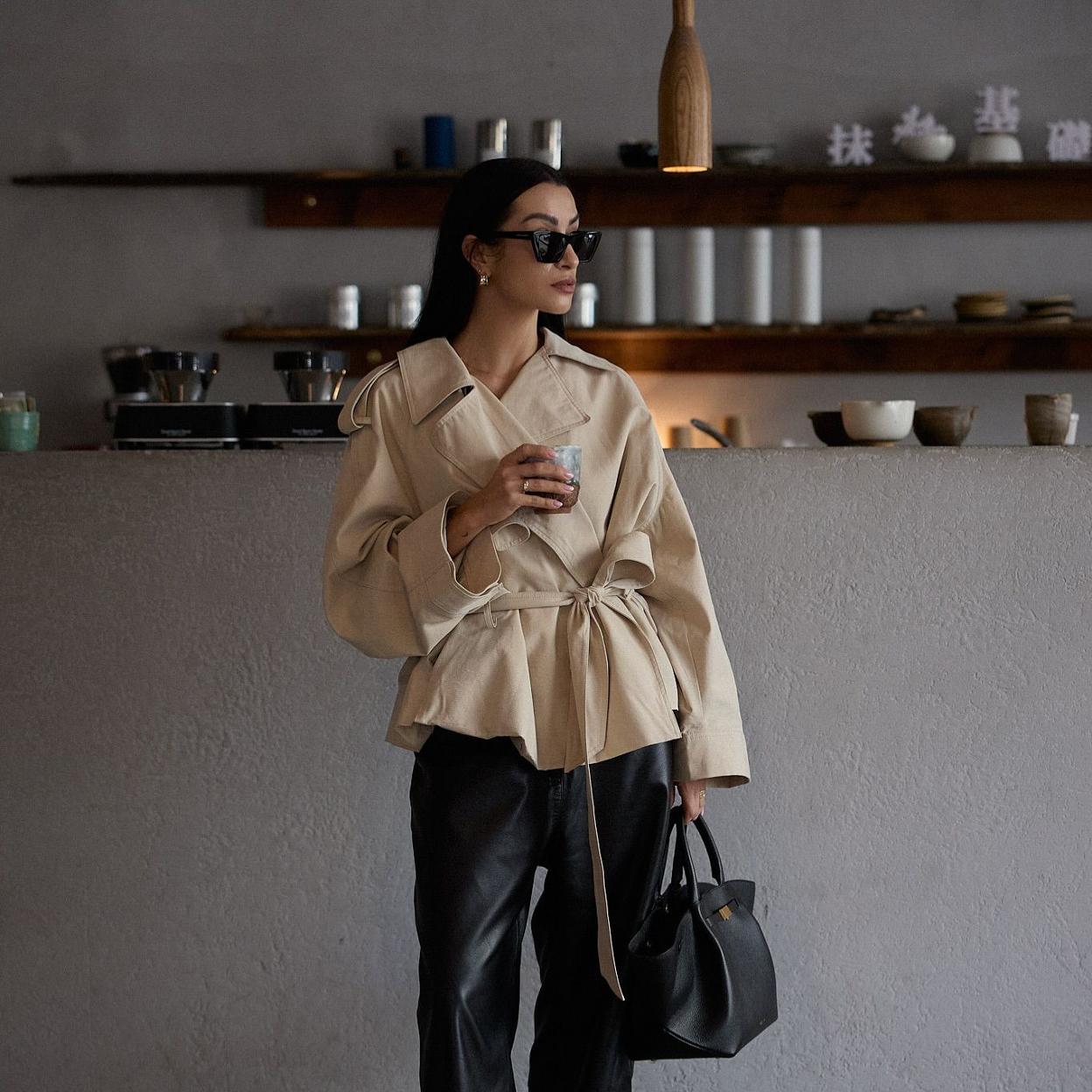 Influencer con gabardina corta