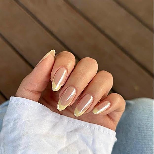 Manicura francesa amarillo mantequilla estilo glaseado