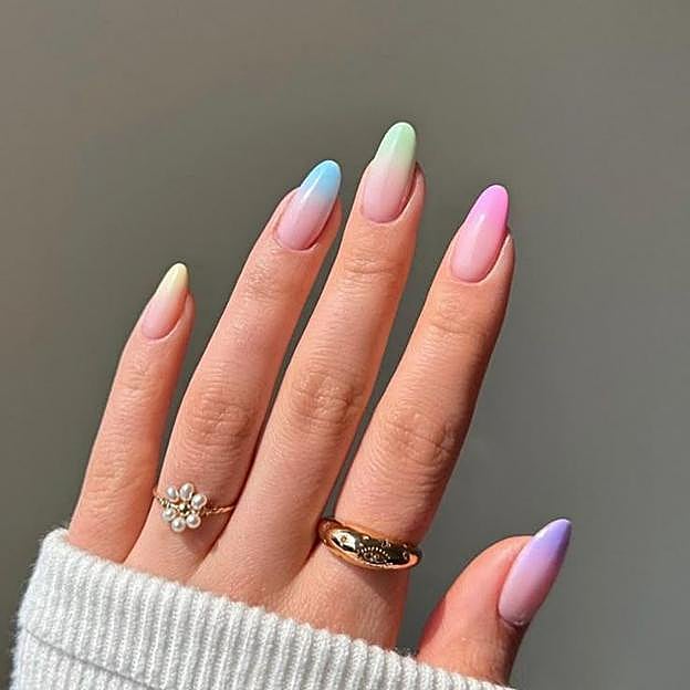 Manicura francesa degradada en colores pastel