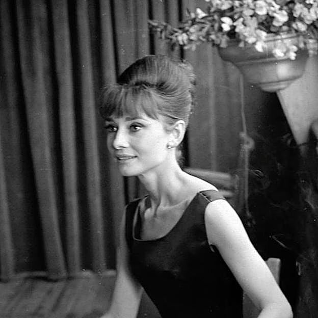 Audrey Hepburn con peinado bouffant versión moño