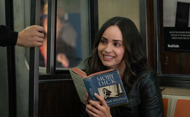 Sofia Carson en una escena de Mi lista de deseos. 
