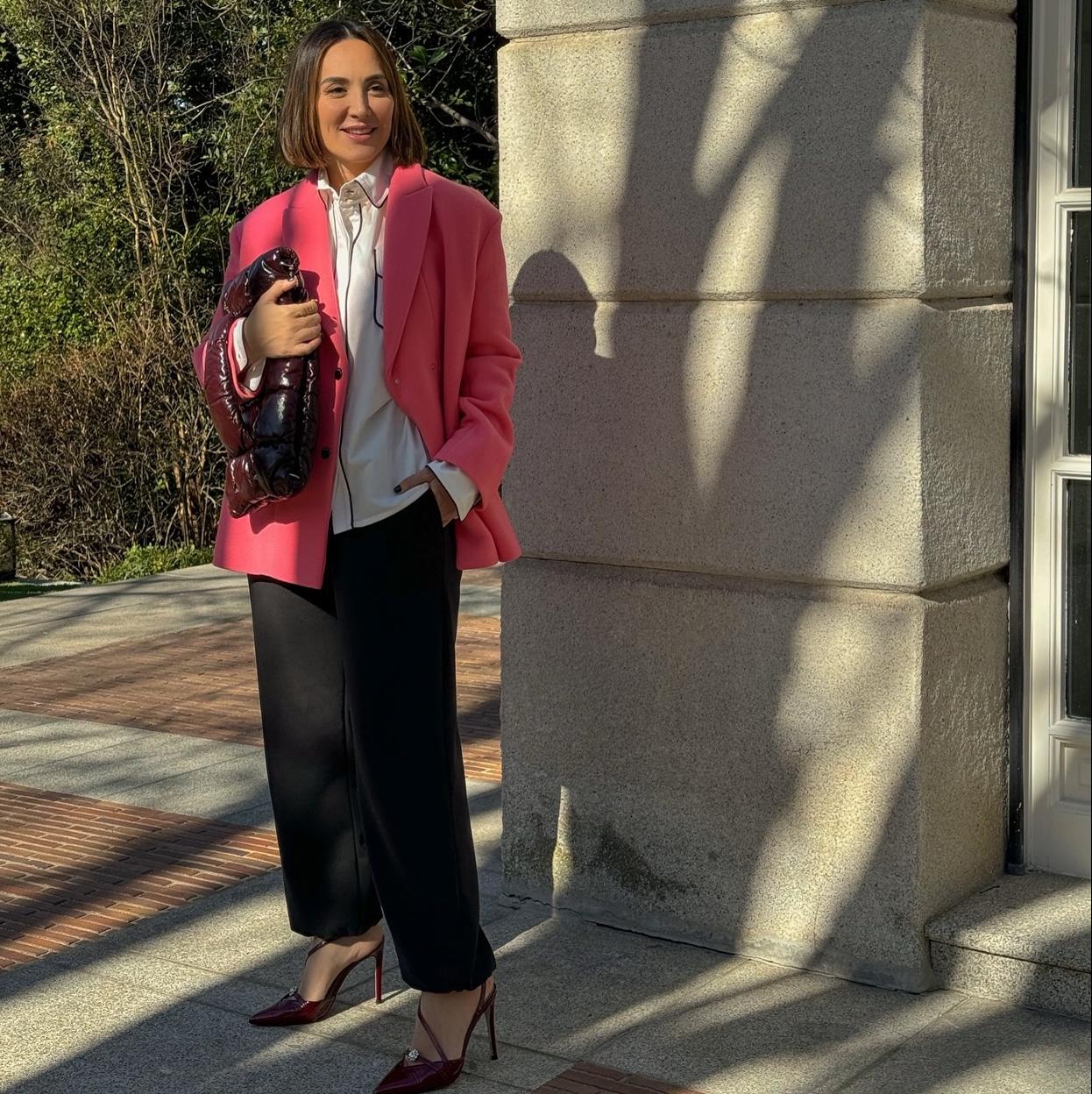 Tamara Falcó posa en Instagram con un bolso acolchado.