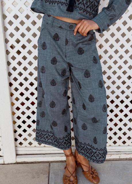 Imagen - Pantalones con bordado de Zara (29,99 euros)