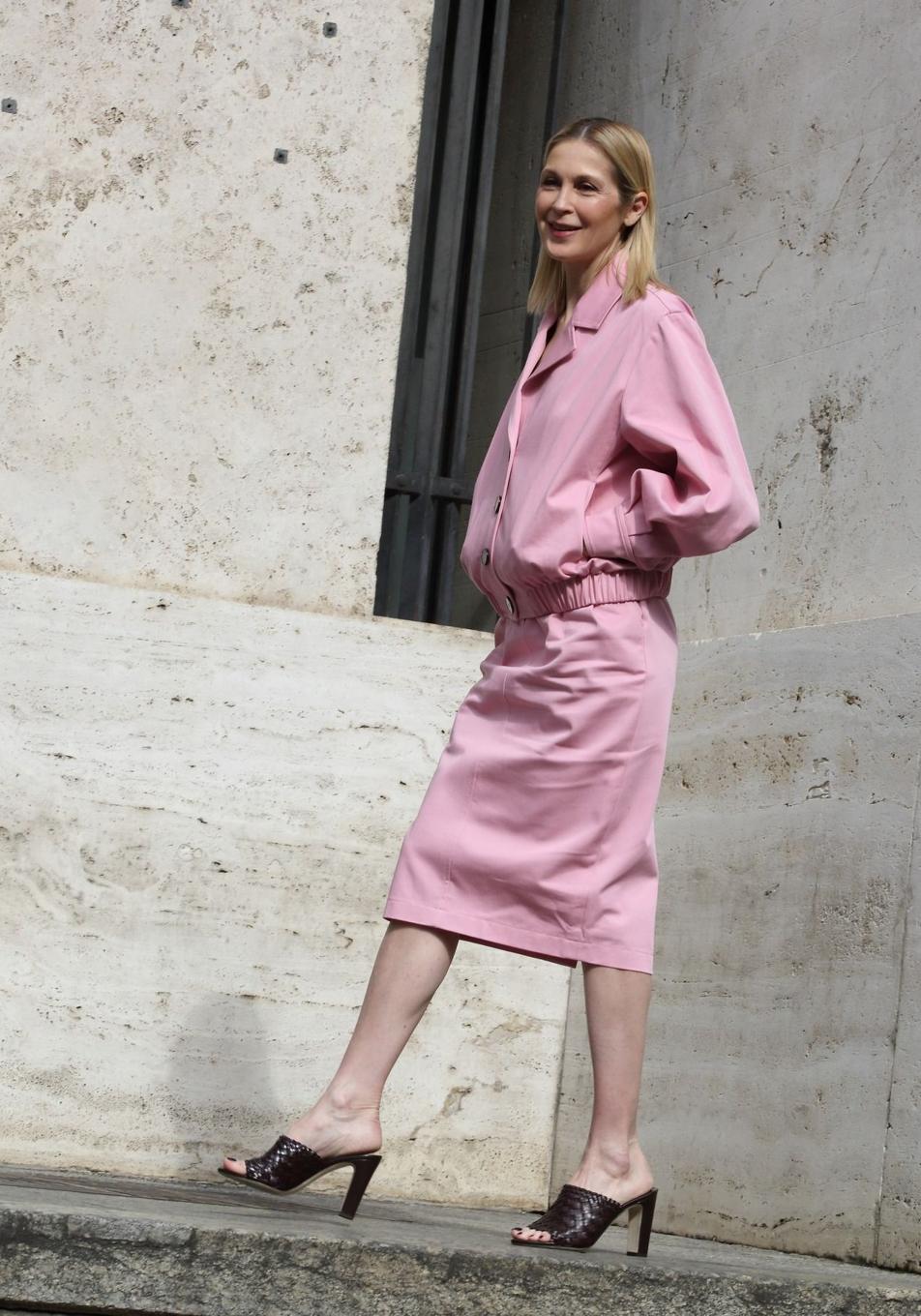 Las mejores prendas para llevar la favorecedora tendencia del color rosa pastel a los 50