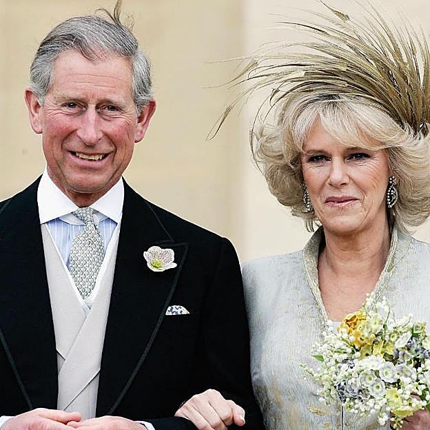 La accidentada boda de Carlos III y Camilla hace 20 años: abucheos, ausencia de Isabel II y la novia con ataque de pánico