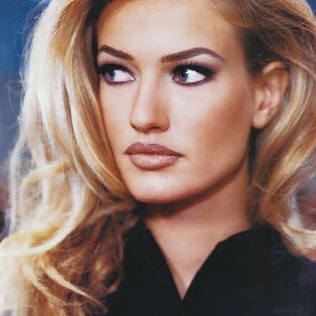 Karen Mulder con labial nude en los 90