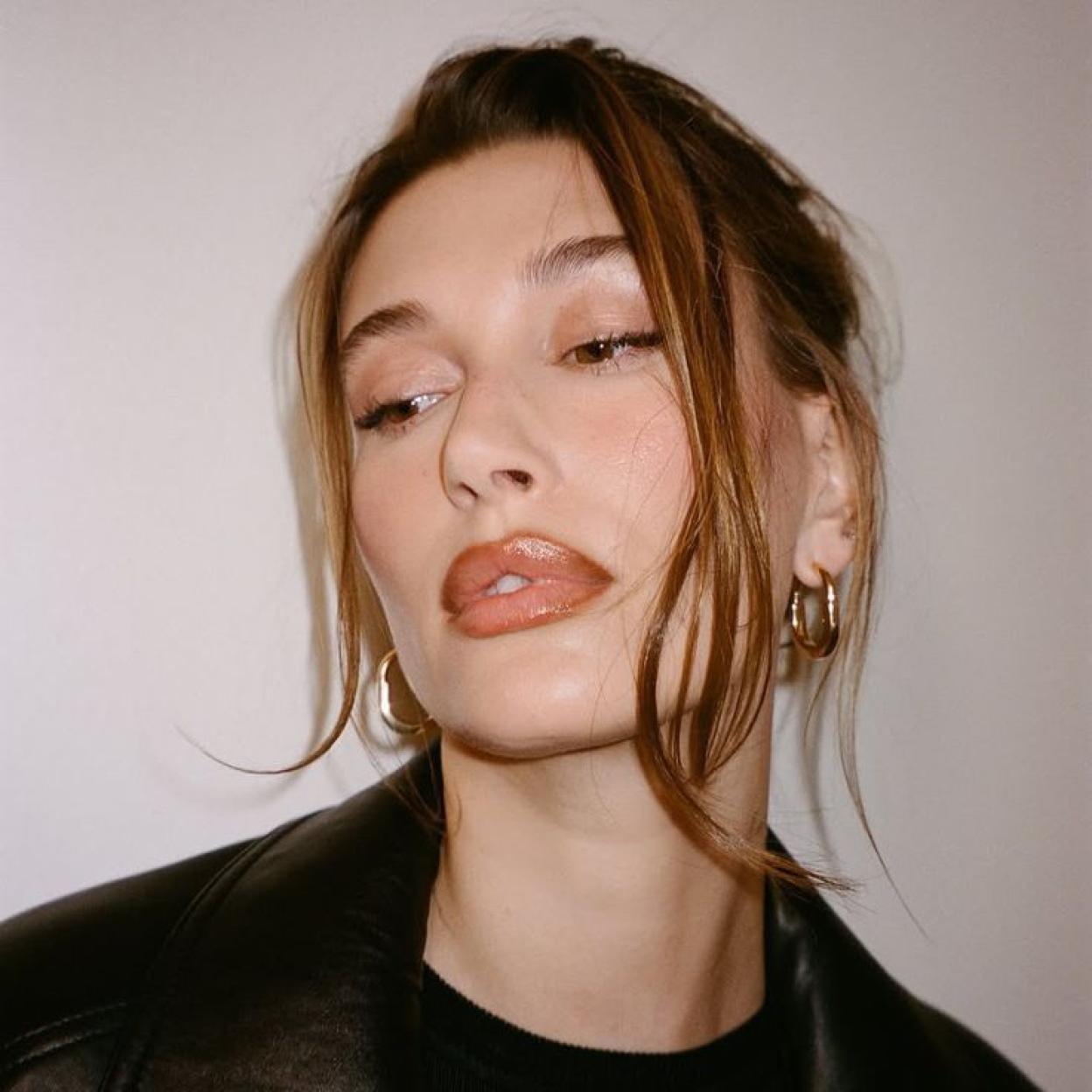 hailey bieber con labial nude noventero