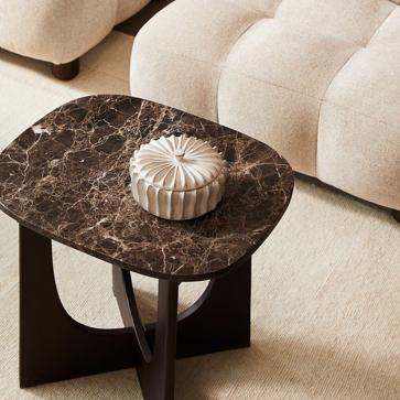 Imagen secundaria 1 - Arriba, mesa auxiliar en madera acanalada en negro (también disponible en tono natural y en blanco), 159 euros. Abajo, mesa de silueta curva que combina mármol y madera en tono wengué (229 euros) y side table con diseño cúbico y efecto mármol en color gris (también disponible en blanco), 199 euros.