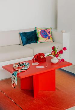 Imagen secundaria 2 - Mesas de colores estilo Memphis de H&M Home (259 euros).