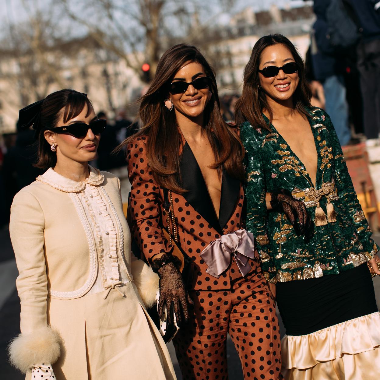 Vestidos con estampado de flores, camisas blancas de estilo romántico y muchas otras novedades que acaban de llegar a las tiendas.