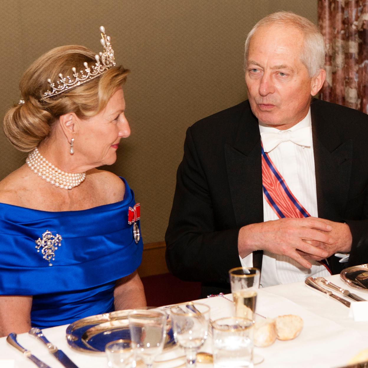 La reina Sonia de Noruega junto a Hans Adam II de Liechtenstein. 