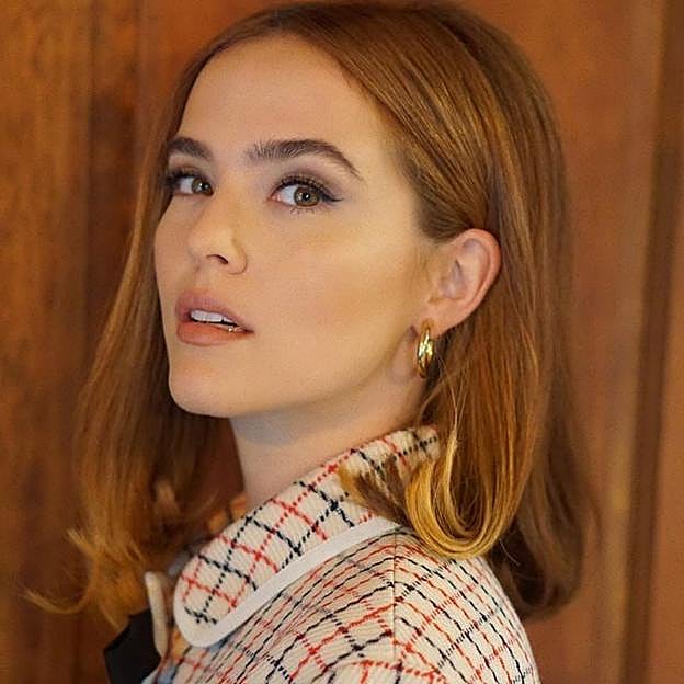 Zoey Deutch con sunset copper en corte de pelo lob