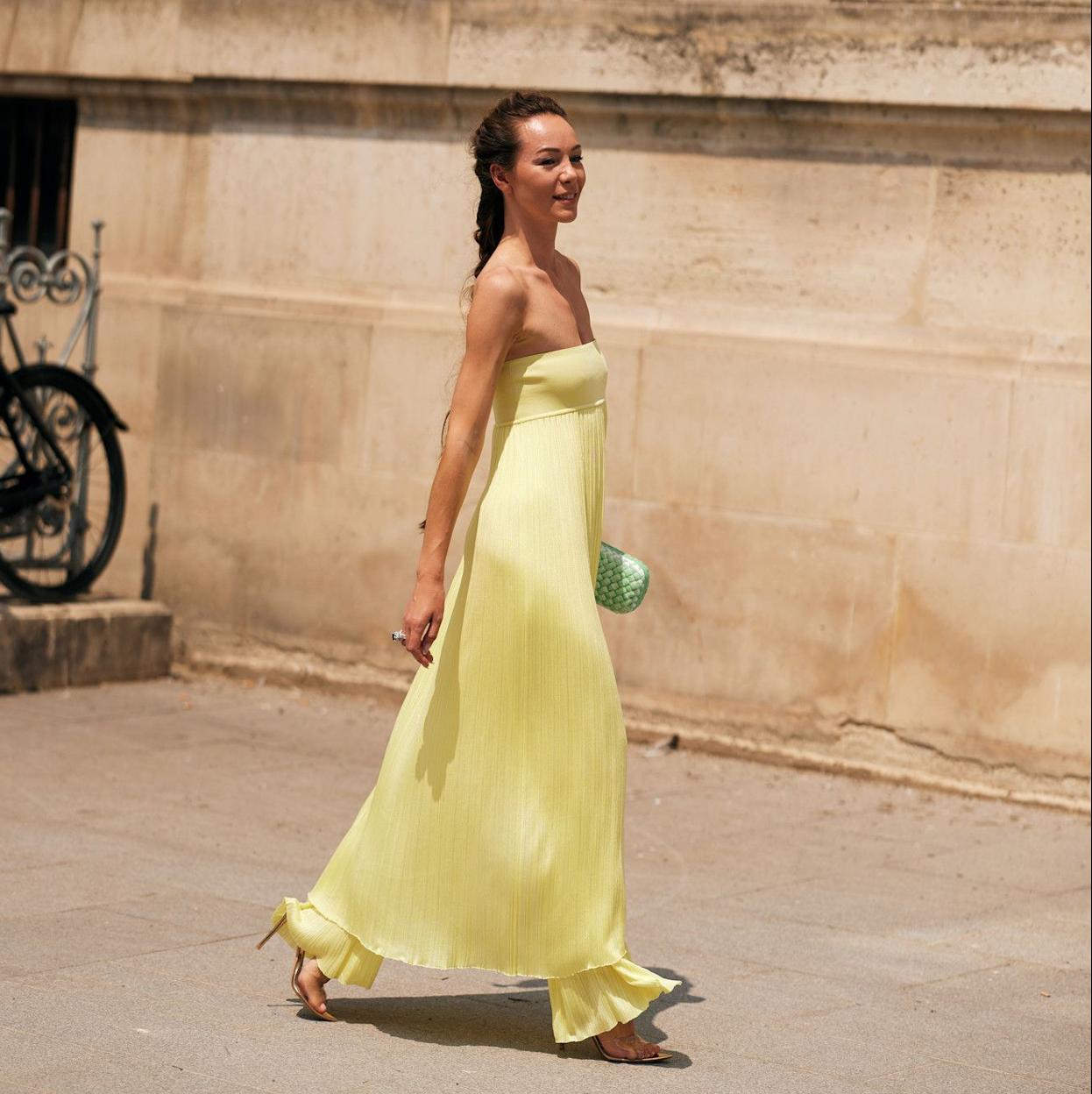 Influencer con vestido de invitada tendencia para primavera