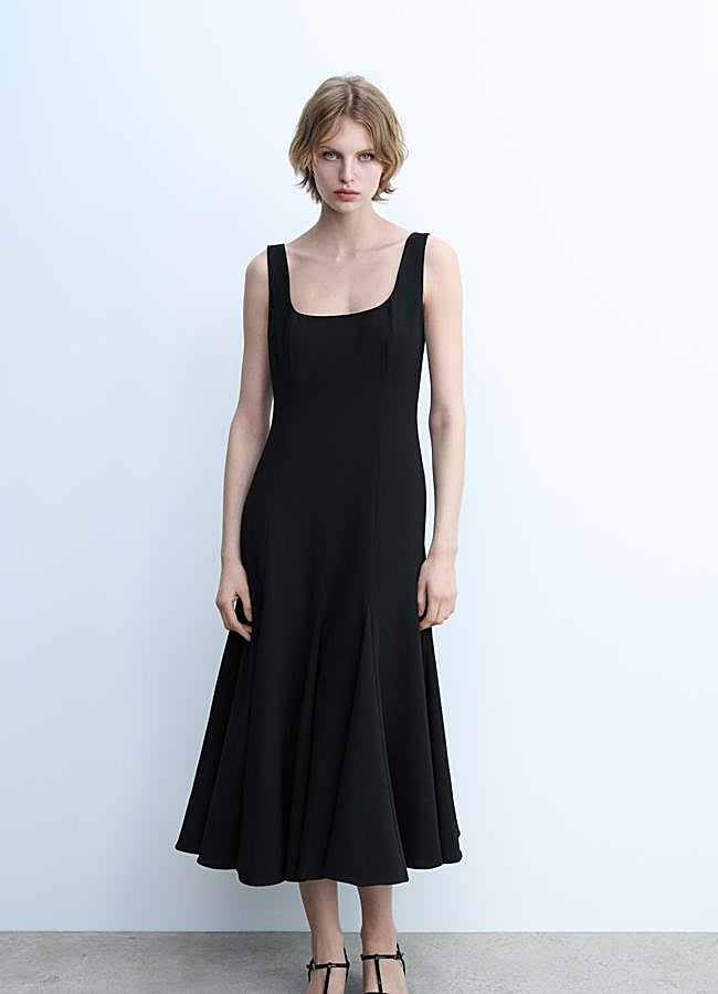 Imagen - Vestido negro básico de Zara, 49,95 euros.