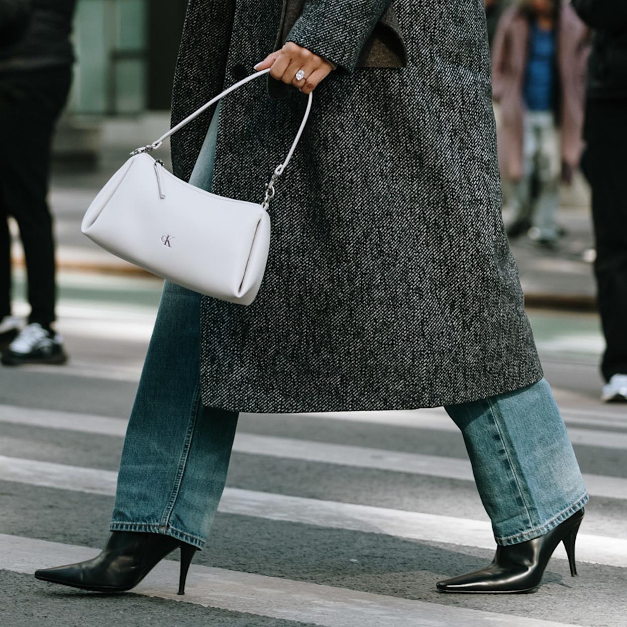 Mujer con vaqueros y botas de tacón