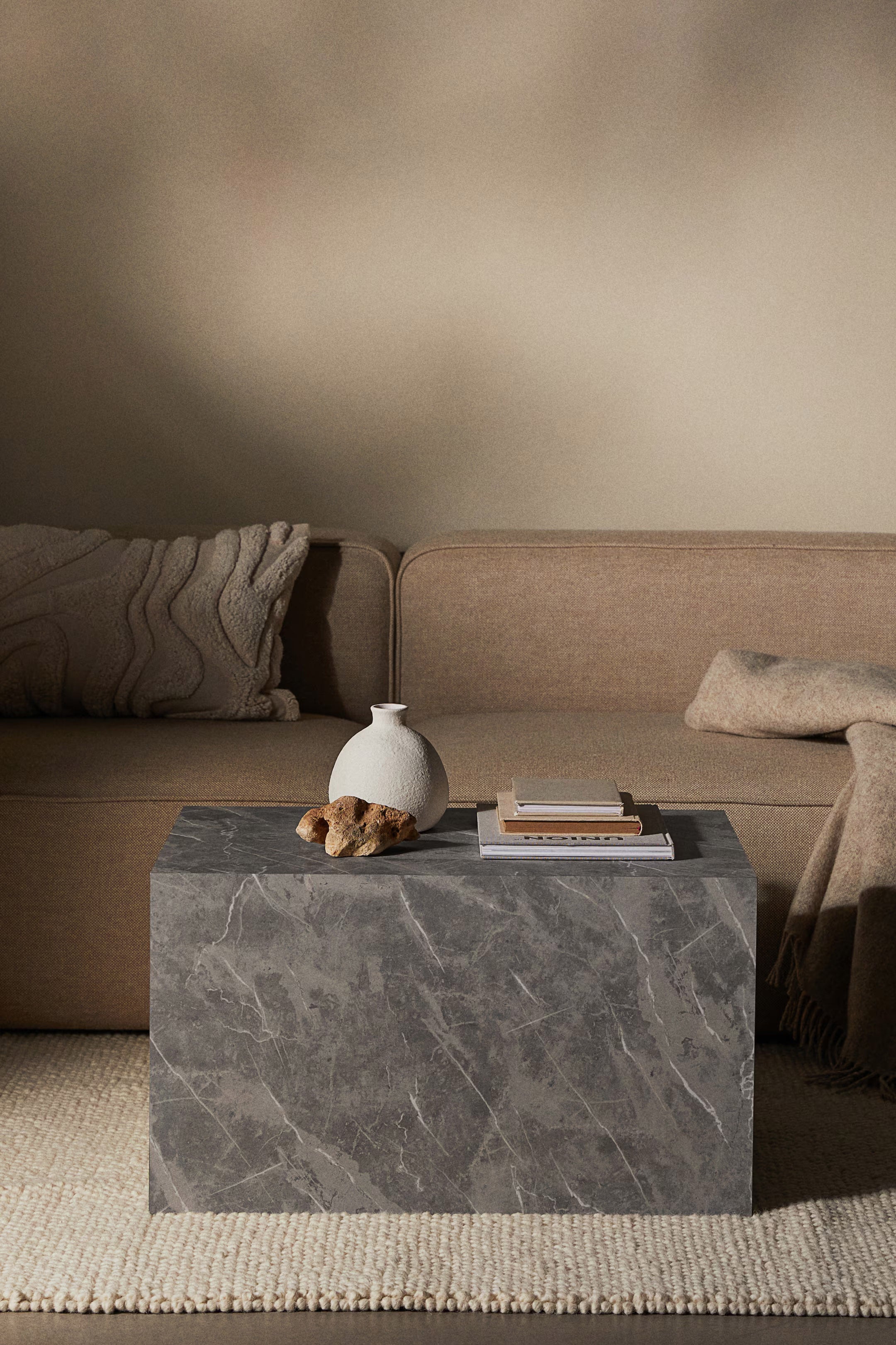 Imagen secundaria 2 - Arriba, mesa auxiliar en madera acanalada en negro (también disponible en tono natural y en blanco), 159 euros. Abajo, mesa de silueta curva que combina mármol y madera en tono wengué (229 euros) y side table con diseño cúbico y efecto mármol en color gris (también disponible en blanco), 199 euros.