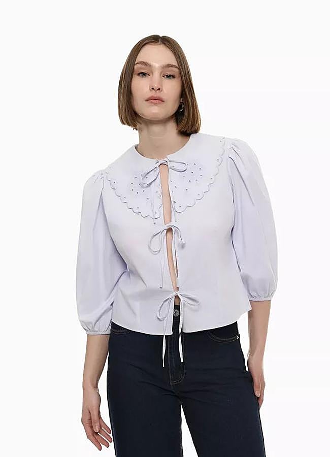 Imagen - Blusa peter pan bordada con lazos
