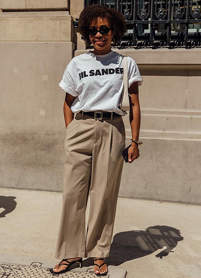 Imagen - Mujer con camiseta básica y pantalones de vestir/LAUNCHMETRICS SPOTLIGHT