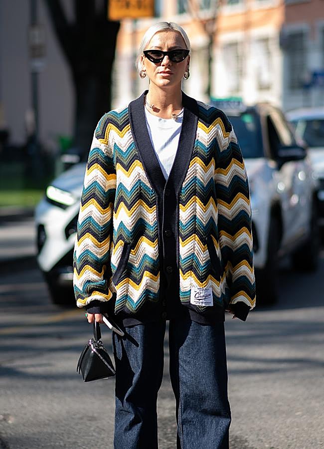 Imagen - Mujer con camiseta básica y cárdigan/LAUNCHMETRICS SPOTLIGHT