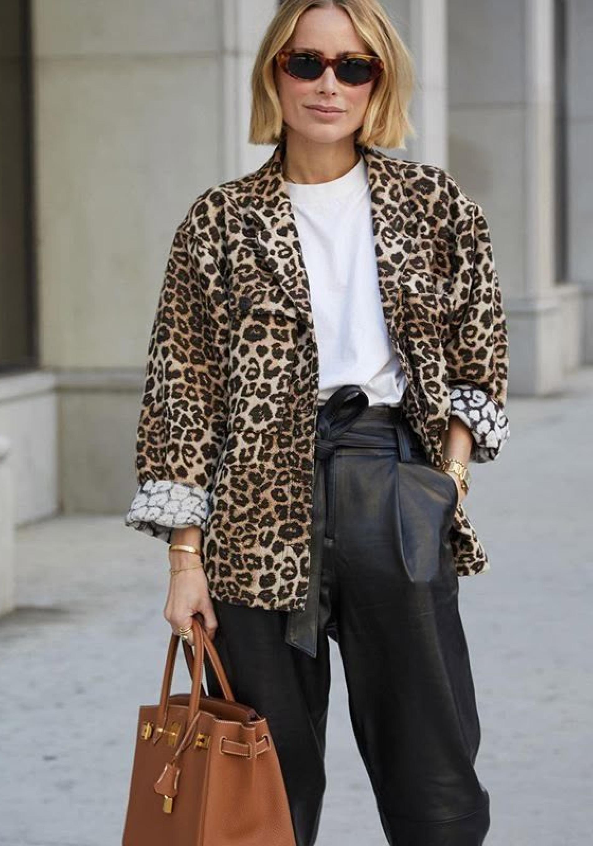 Influencer mayor de 50 con chaqueta estampada