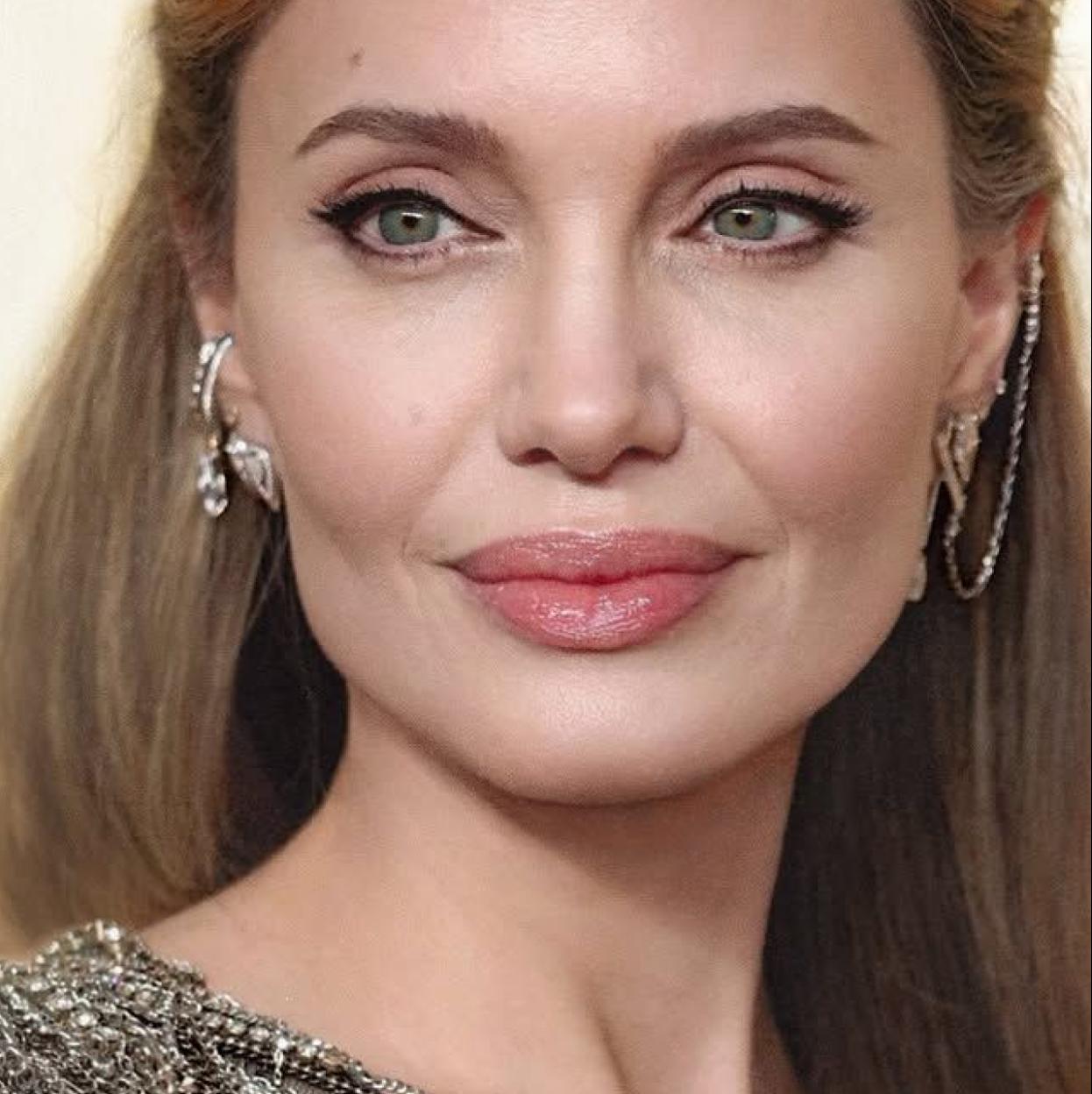Angelina Jolie con contorno de ojos sin arrugas