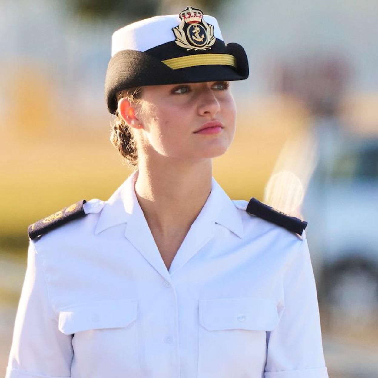 La princesa Leonor con su uniforme de guardiamarina. 