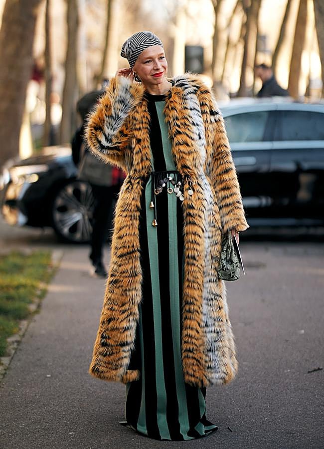 Imagen - Mujer con look con mezcla de estampados